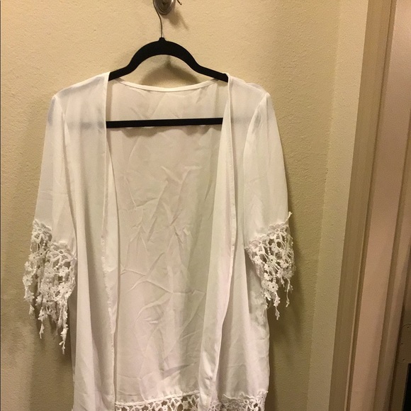 White kimono - Picture 1 of 4